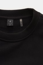 Nahaufnahme des Rundhalsausschnitts vom Moose Knuckles Sweatshirt 'Hartsfield Crew' schwarz aus reiner Baumwolle mit weichem Griff und Rippbündchen.
