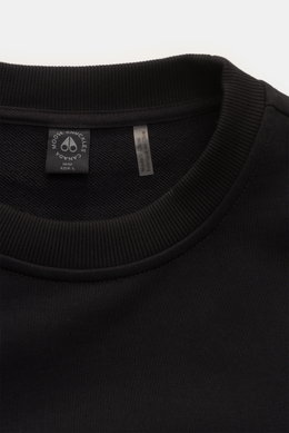 Nahaufnahme des Rundhalsausschnitts vom Moose Knuckles Sweatshirt 'Hartsfield Crew' schwarz aus reiner Baumwolle mit weichem Griff und Rippbündchen.