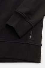 Moose Knuckles Sweatshirt 'Hartsfield Crew' schwarz, Detailaufnahme der Ärmelrippbündchen, Metall-Patch am Oberarm, weiche Baumwolle, Regular Fit.