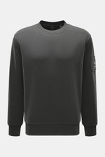 Moose Knuckles Sweatshirt 'Hartsfield Crew' dunkelgrau, frontal fotografiert, Rundhals, reine Baumwolle, Metall-Logo-Patch am Oberarm, Rippbündchen, Regular Fit.