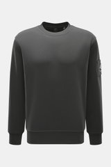 Moose Knuckles Sweatshirt 'Hartsfield Crew' dunkelgrau, frontal fotografiert, Rundhals, reine Baumwolle, Metall-Logo-Patch am Oberarm, Rippbündchen, Regular Fit.