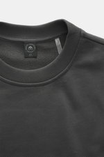 Moose Knuckles Sweatshirt 'Hartsfield Crew' dunkelgrau, Nahaufnahme von Rundhalsausschnitt, weiche Baumwolle, Regular Fit, Metall-Logo-Patch am Oberarm.