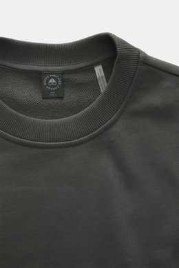 Moose Knuckles Sweatshirt 'Hartsfield Crew' dunkelgrau, Nahaufnahme von Rundhalsausschnitt, weiche Baumwolle, Regular Fit, Metall-Logo-Patch am Oberarm.