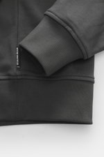 Moose Knuckles Sweatshirt 'Hartsfield Crew' dunkelgrau, Detailansicht von Ärmel und Saum mit weichem Griff, Baumwolle, Patch mit Metall-Logo am Oberarm, flexible Rippbündchen, Regular Fit, Rundhalsausschnitt, Weblabel am Saum.