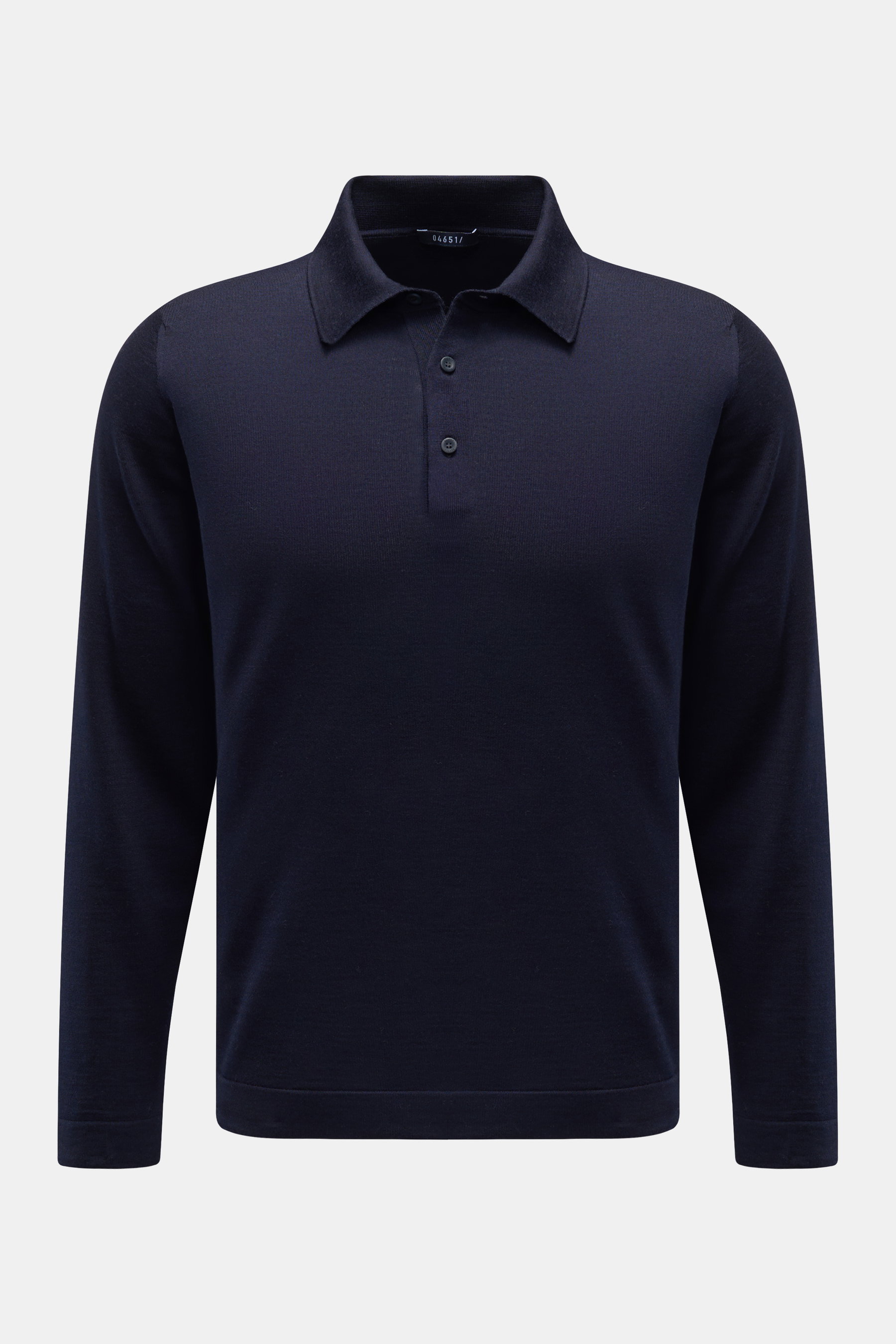 04651/ A trip in a bag Merino Strickpolo navy, Slim Fit mit Polokragen und Drei-Knopf-Leiste, aus weicher Merinowolle, frontale Ansicht.