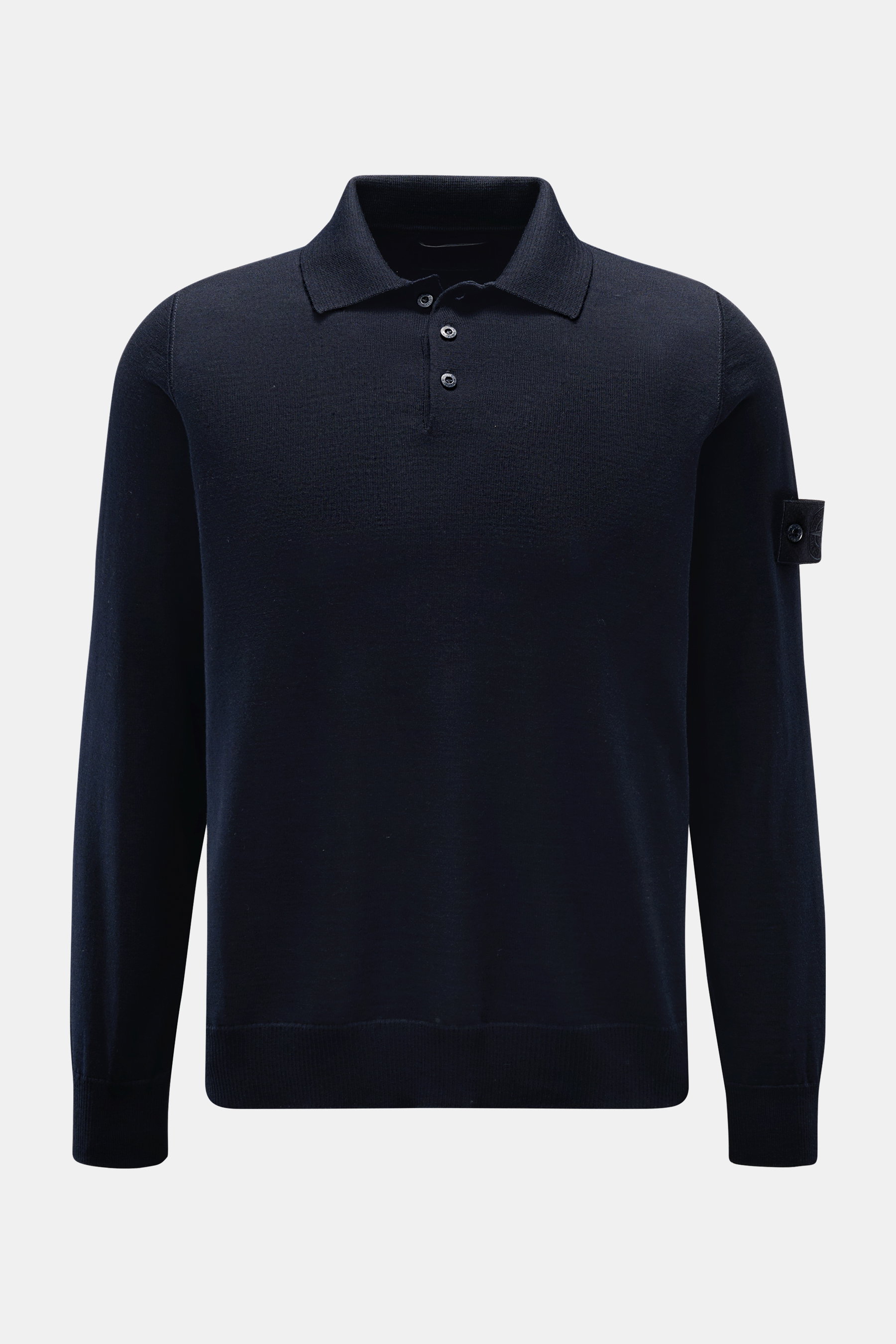 Stone Island Strickpolo 'Ghost Piece' navy, frontale Ansicht, aus reiner Schurwolle mit weichem Griff, feinem Strickbild, Regular Fit, Polokragen, Drei-Knopf-Leiste, tonalem Kompass-Badge und Rippbündchen.