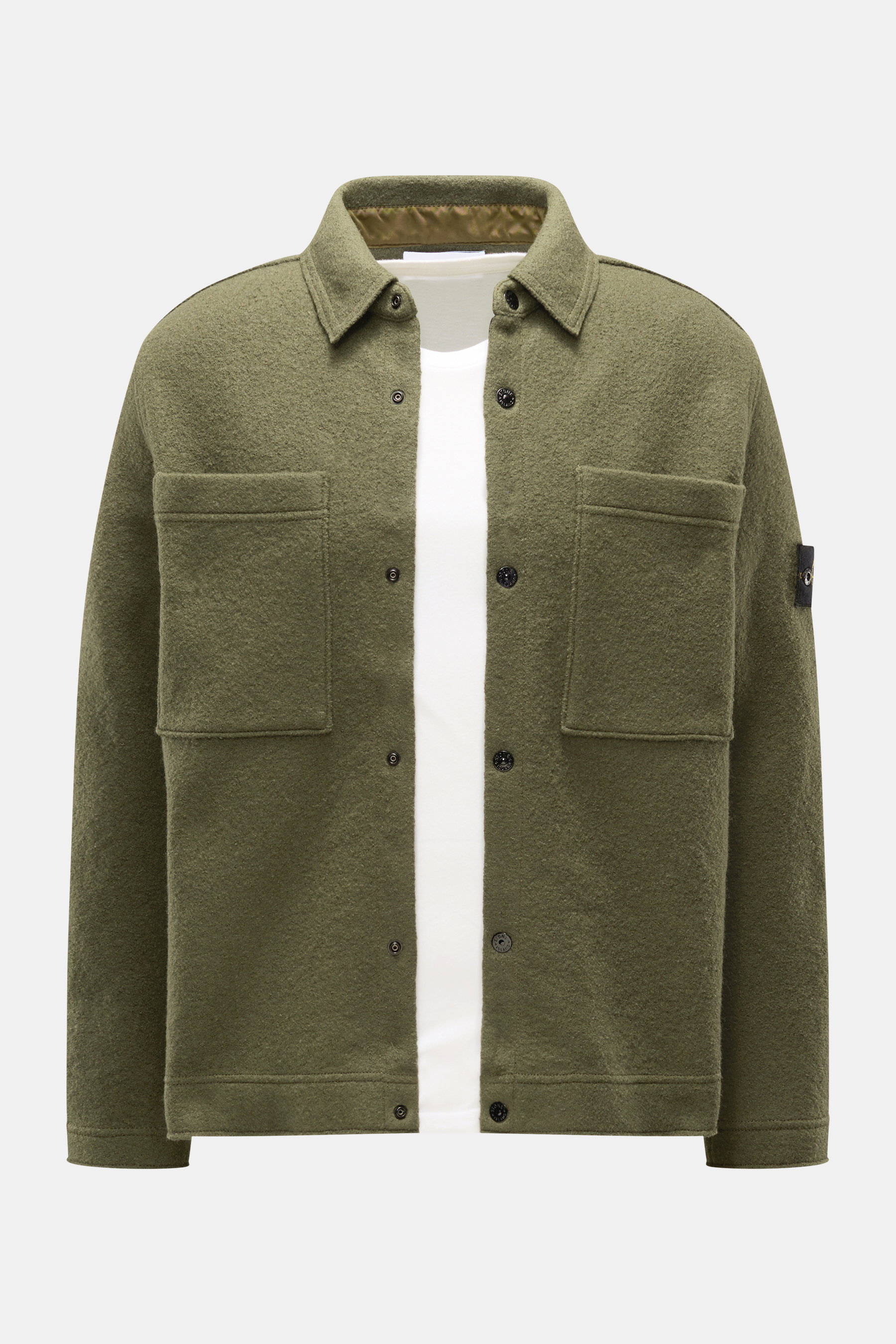 Stone Island Overshirt oliv aus reiner, gefilzter Wolle, weicher Griff, garment dyed, Regular Fit, Druckknopfleiste, Umlegekragen, Brusttaschen, Kompass-Badge, frontale Ansicht.