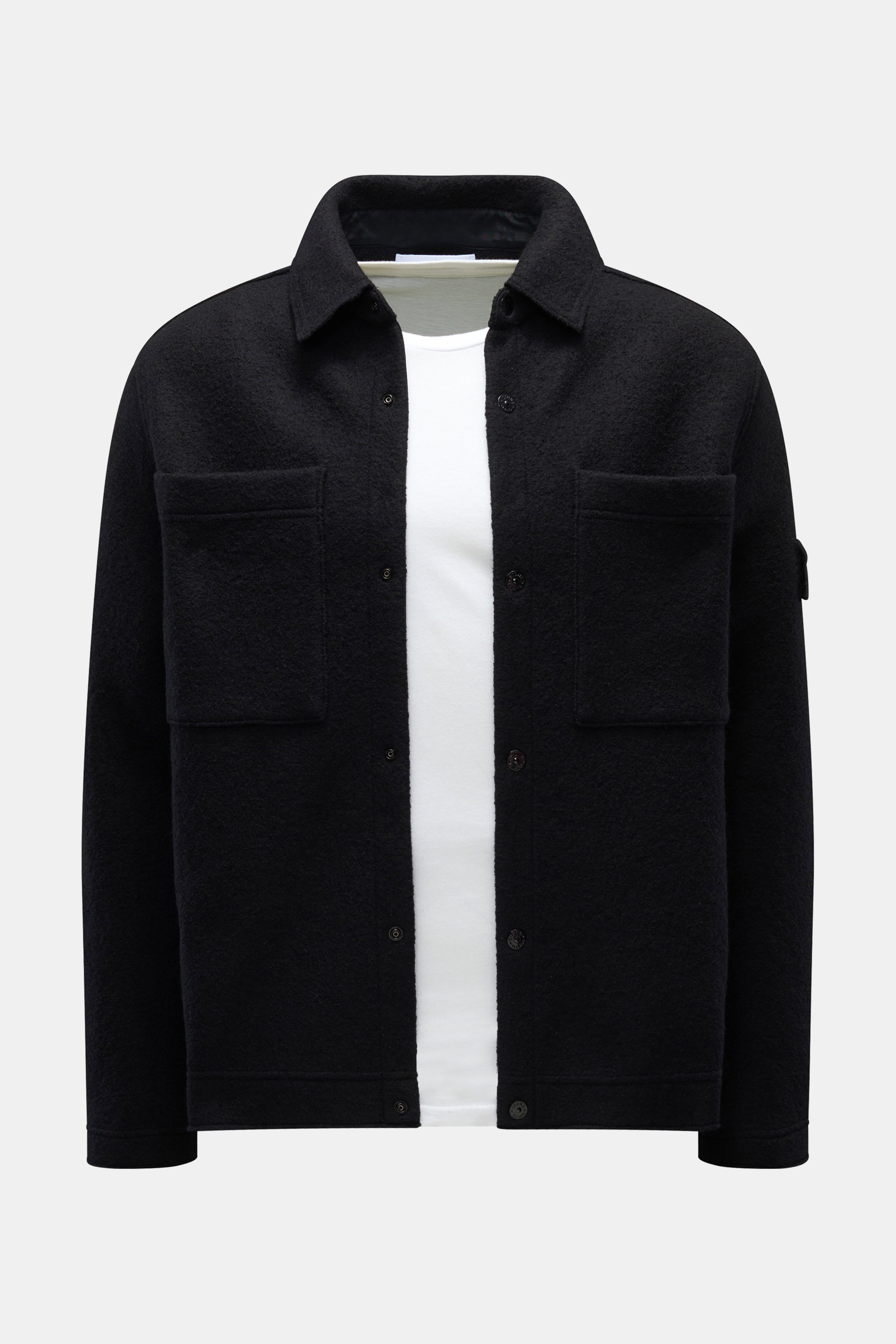 Stone Island Overshirt schwarz, frontal fotografiert, aus reiner gefilzter Wolle, weicher Griff, garment dyed, Regular Fit, Druckknopfleiste, Umlegekragen, Brusttaschen, Kompass-Badge am Ärmel.