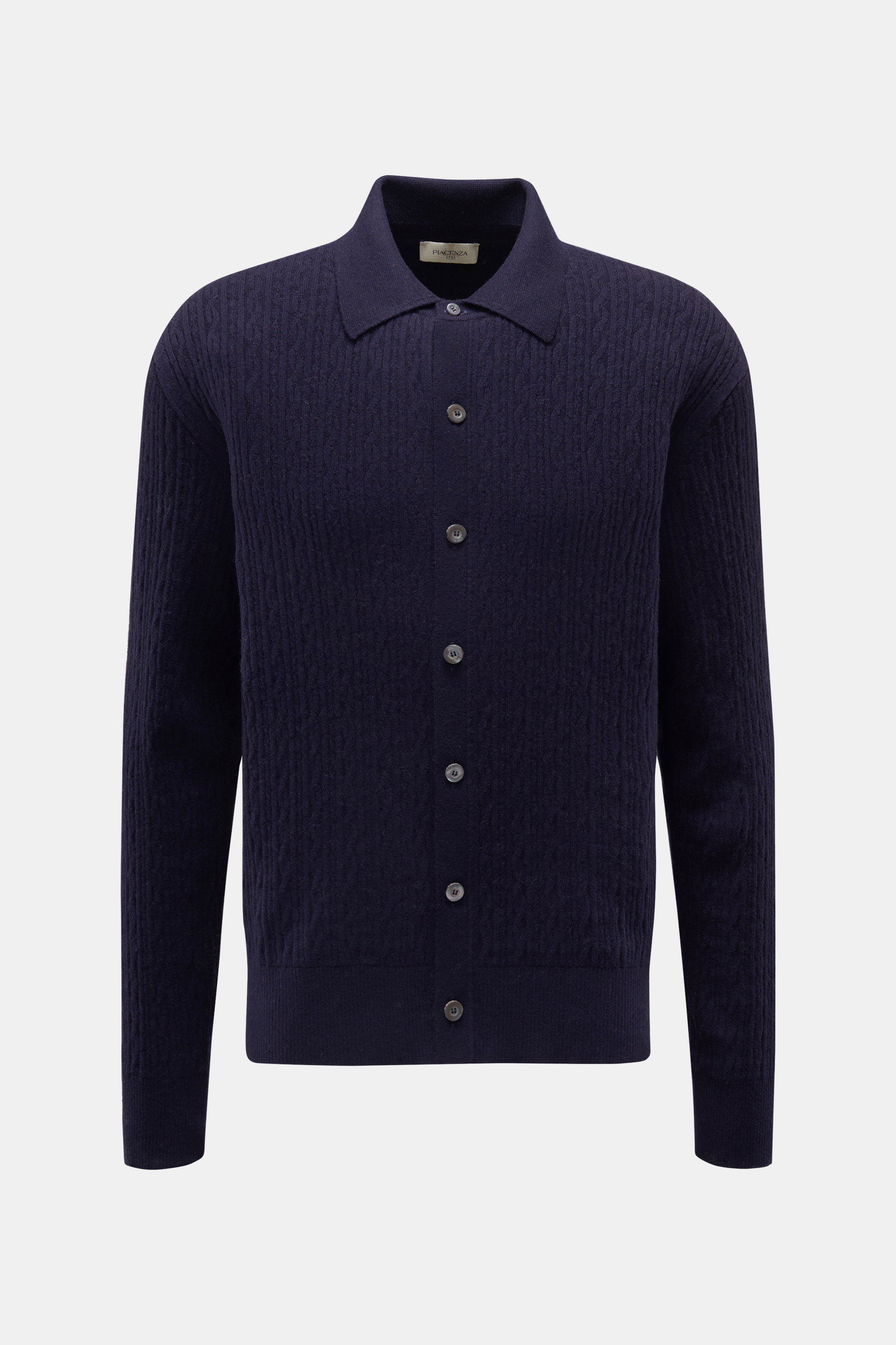 Piacenza 1733 Cardigan navy, von vorne fotografiert, Slim Fit Cardigan aus 100% Schurwolle mit feinem Rippstrick-Design, klassischem Umlegekragen und durchgehender Knopfleiste.