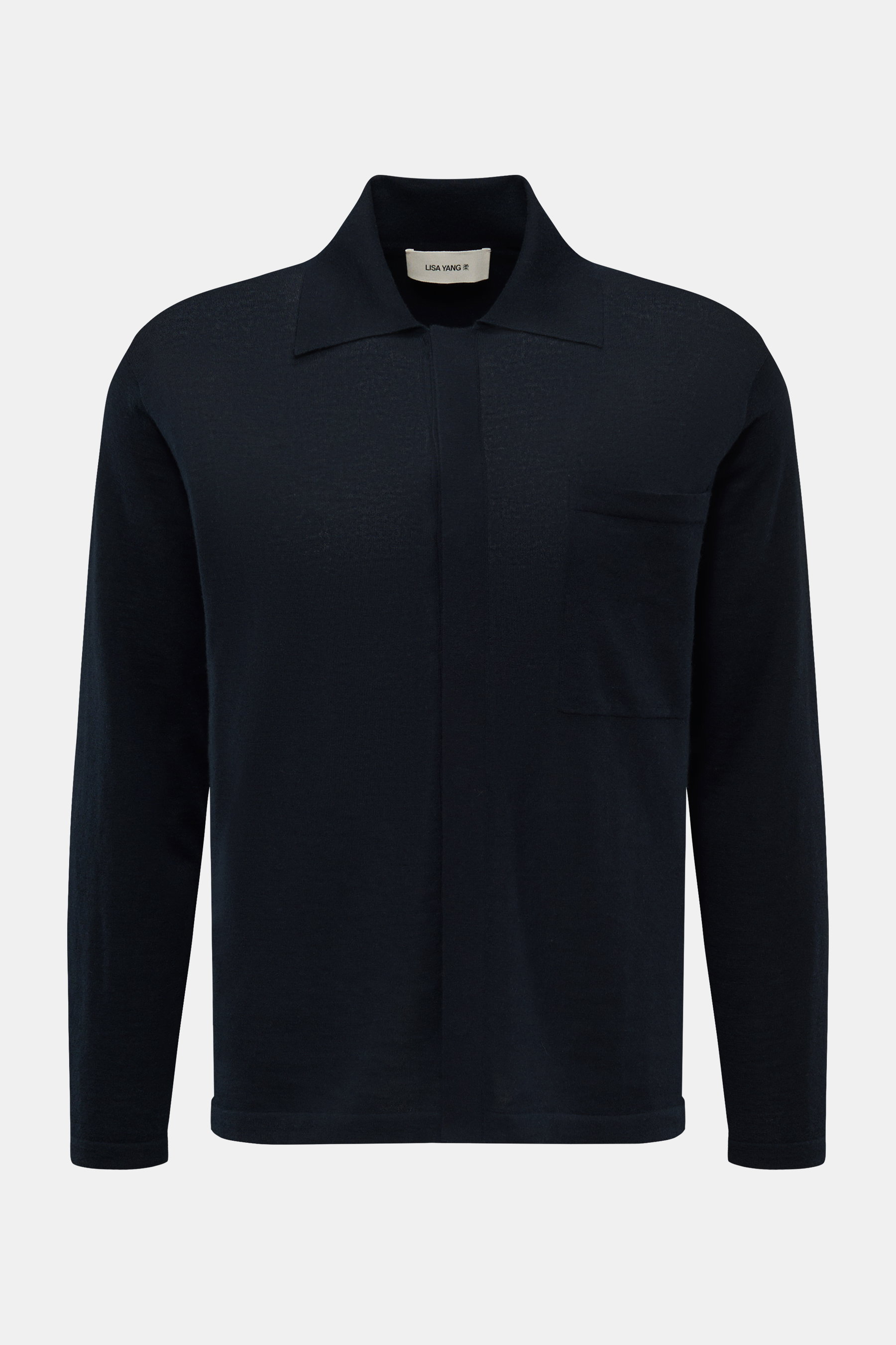 Front view of Lisa Yang Cashmere Strickhemd 'Kieran' navy, a timeless elegant knit shirt made of pure cashmere with soft touch, fine knit, regular fit, hidden button placket, classic collar, and chest pocket. Zeitlos eleganter Komfort: Das vielseitige Str