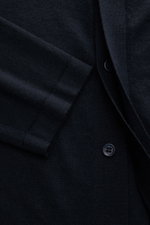 Nahaufnahme des navyfarbenen Lisa Yang Cashmere Strickhemds 'Kieran' mit verdeckter Knopfleiste, klassischem Umlegekragen und Brusttasche aus feinem, weichem Cashmere.
