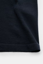 Lisa Yang Cashmere Strickhemd 'Kieran' navy, Detailaufnahme unten, weiches reines Cashmere, feines Strickbild, Regular Fit, klassischer Umlegekragen.