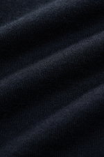 Nahaufnahme des feinen Strickbilds und weichen Materials des Lisa Yang Cashmere Strickhemds 'Kieran' navy aus reinem Cashmere.