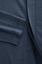 Nahaufnahme aus seitlicher Perspektive von Lisa Yang Cashmere Strickhemd 'Kieran' graublau mit verdeckter Knopfleiste, klassischem Umlegekragen und aufgesetzter Brusttasche aus weichem, reinem Cashmere mit feinem Strickbild.