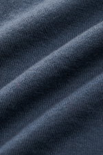 Nahaufnahme des weichen, feinen Strickbilds des Lisa Yang Cashmere Strickhemds "Kieran" graublau aus reinem Cashmere.