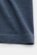 Lisa Yang Cashmere Strickhemd 'Kieran' graublau, Nahaufnahme Saum, weiches reines Cashmere, feines Strickbild, Regular Fit, zeitlos elegant.