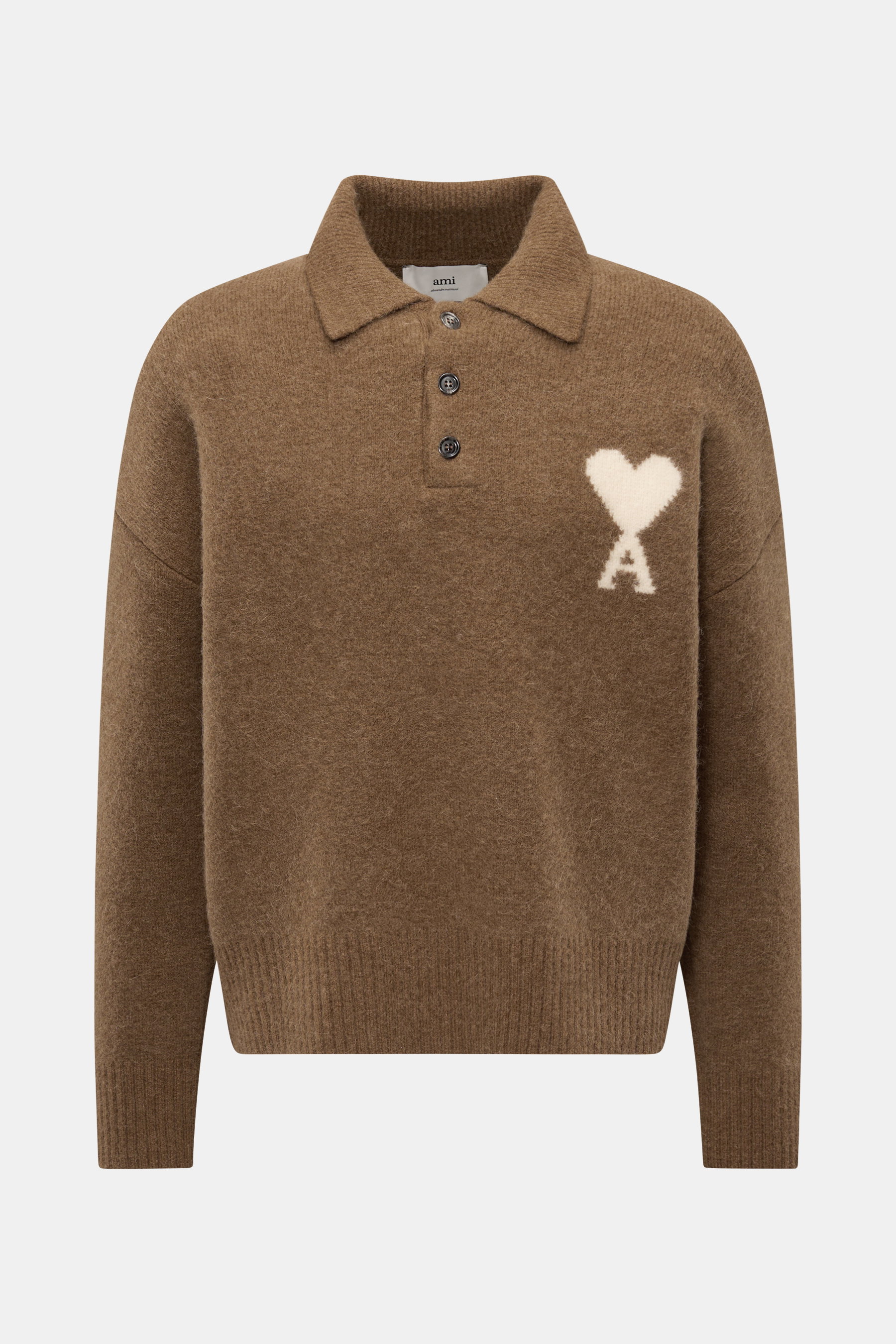 Ami Paris Strickpolo hellbraun, frontale Nahaufnahme, legerer Luxus aus Alpaka-Wollmischung mit Polokragen, Oversized Fit, Herz-Logo Brust, drei Knöpfe.