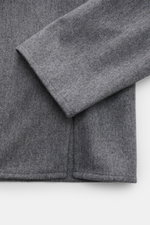 Ami Paris Popover-Flanellhemd Kent-Kragen grau meliert, Nahaufnahme vom Saum und Ärmel, reine Schurwolle, Oversized Fit, verdeckte Knopfleiste, gerader Saumverlauf.
