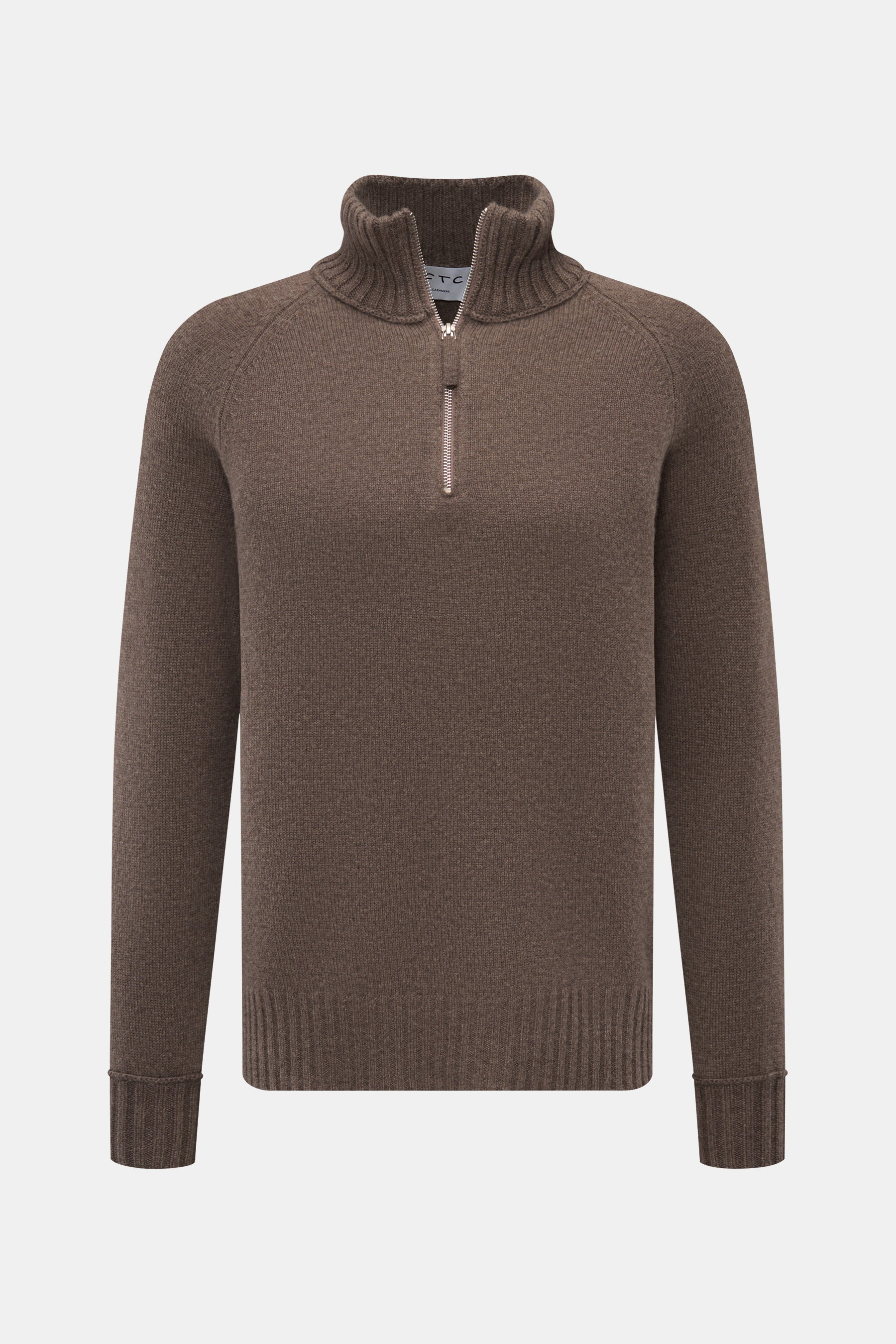 FTC Cashmere Troyer graubraun, frontal fotografiert, Slim Fit mit Raglanärmeln, Zipper am breit gerippten Troyer-Kragen, weicher Fair-Trade-Cashmere.