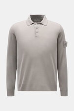 Stone Island Strickpolo 'Ghost Piece' grau, Frontansicht, aus reiner Schurwolle mit weichem Griff, drei Knöpfen, Regular Fit, tonalem Kompass-Badge.