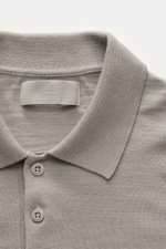 Stone Island Strickpolo 'Ghost Piece' grau, Nahaufnahme von Kragen, Drei-Knopf-Leiste, weiche reine Schurwolle, feines Strickbild, tonales Kompass-Badge.