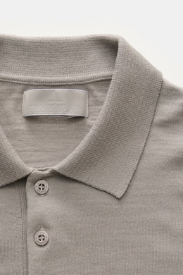 Stone Island Strickpolo 'Ghost Piece' grau, Nahaufnahme von Kragen, Drei-Knopf-Leiste, weiche reine Schurwolle, feines Strickbild, tonales Kompass-Badge.