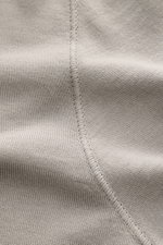 Stone Island Strickpolo 'Ghost Piece' grau in Nahaufnahme von weicher reiner Schurwolle mit feinem Strickbild und Nahtdetail, Regular Fit, tonales Kompass-Badge.