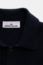 Close-up front view of Stone Island Strickpolo navy showing fine knit texture, classic polo collar, smooth button placket, and brand label.

Style trifft auf lässigen Komfort: Dieses Strickpolo überzeugt mit fein strukturiertem Strick aus reiner Baumwolle