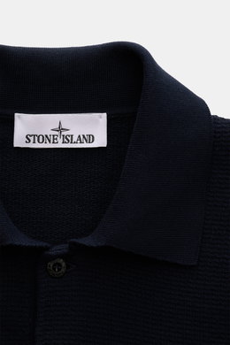 Close-up front view of Stone Island Strickpolo navy showing fine knit texture, classic polo collar, smooth button placket, and brand label.

Style trifft auf lässigen Komfort: Dieses Strickpolo überzeugt mit fein strukturiertem Strick aus reiner Baumwolle