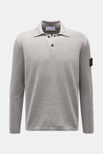 Stone Island Strickpolo grau shown from the front, featuring fine textured pure cotton knit, classic polo collar, smooth button placket, regular fit, and iconic compass badge on the upper arm. Style trifft auf lässigen Komfort: Dieses Strickpolo überzeugt