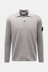 Stone Island Strickpolo grau shown from the front, featuring fine textured pure cotton knit, classic polo collar, smooth button placket, regular fit, and iconic compass badge on the upper arm. Style trifft auf lässigen Komfort: Dieses Strickpolo überzeugt
