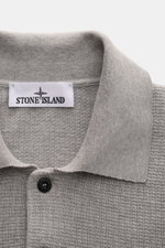 Stone Island Strickpolo grau shown from a close-up top front perspective, highlighting the finely textured pure cotton knit, classic polo collar, smooth button placket, and Stone Island compass badge on the upper arm. Style trifft auf lässigen Komfort: Di