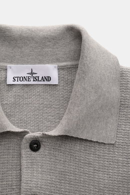 Stone Island Strickpolo grau shown from a close-up top front perspective, highlighting the finely textured pure cotton knit, classic polo collar, smooth button placket, and Stone Island compass badge on the upper arm. Style trifft auf lässigen Komfort: Di