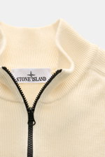 Stone Island Troyer pastellgelb close-up from above showing ribbed cotton knit collar with black zipper and brand label inside.

<p>Vielseitiger Begleiter in der Übergangszeit: Der Troyer von STONE ISLAND wird mit seinem angenehmen Baumwollstrick zum zeit