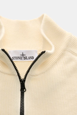 Stone Island Troyer pastellgelb close-up from above showing ribbed cotton knit collar with black zipper and brand label inside.

<p>Vielseitiger Begleiter in der Übergangszeit: Der Troyer von STONE ISLAND wird mit seinem angenehmen Baumwollstrick zum zeit