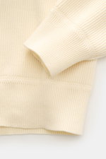 Close-up top view of the Stone Island Troyer pastellgelb sleeve and hem, showing fine ribbed cotton knit fabric and texture.

<p>Vielseitiger Begleiter in der Übergangszeit: Der Troyer von STONE ISLAND wird mit seinem angenehmen Baumwollstrick zum zeitlos