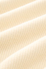 Close-up front view of Stone Island Troyer pastellgelb showing fine cotton knit texture with ribbed collar and soft pastel yellow color. <p>Vielseitiger Begleiter in der Übergangszeit: Der Troyer von STONE ISLAND wird mit seinem angenehmen Baumwollstrick 