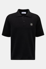 Stone Island Kurzarm-Strickpolo schwarz, frontal fotografiert, aus reiner Baumwolle mit Polokragen, Knopfleiste, Weblabel und seitlichen Saumschlitzen.