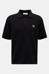 Stone Island Kurzarm-Strickpolo schwarz, frontal fotografiert, aus reiner Baumwolle mit Polokragen, Knopfleiste, Weblabel und seitlichen Saumschlitzen.