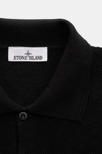 Stone Island Kurzarm-Strickpolo schwarz in Nahaufnahme von oben, reine Baumwolle, feiner Piqué-Mix, Polokragen, Knopfleiste.