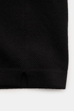 Stone Island Kurzarm-Strickpolo schwarz, Detailaufnahme Saum mit seitlichem Saumschlitz, reine Baumwolle, feiner Piqué-Mix, Regular Fit.