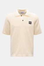 Front view of Stone Island Kurzarm-Strickpolo creme, a short-sleeve knit polo in cream with a classic collar, smooth button placket, and Stone Island patch. Style trifft auf lässigen Komfort: Dieses Kurzarm-Strickpolo von STONE ISLAND begeistert mit reine