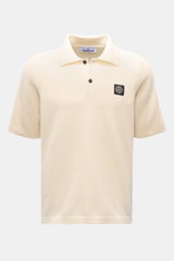 Front view of Stone Island Kurzarm-Strickpolo creme, a short-sleeve knit polo in cream with a classic collar, smooth button placket, and Stone Island patch. Style trifft auf lässigen Komfort: Dieses Kurzarm-Strickpolo von STONE ISLAND begeistert mit reine
