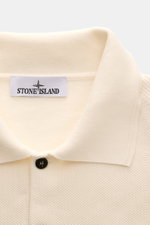 Stone Island Kurzarm-Strickpolo creme shown from a close-up top-front view highlighting the classic polo collar, smooth button placket, and fine piqué knit texture. Style meets casual comfort in this short-sleeve knit polo made of pure cotton with a light