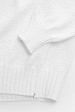 Fioroni V-Neck Pullover weiß aus softer Baumwolle, Slim Fit mit halbem Stehkragen, V-Neck, weichem Griff und Rippbündchen, Detail von unten fotografiert.