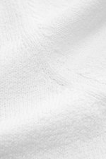 Nahaufnahme des weißen Fioroni V-Neck Pullovers aus reiner Baumwolle mit mittelfeinem Strickbild und halbem Stehkragen, weich und slim fit.