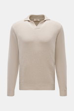 Frontal fotografierter Fioroni V-Neck Pullover beige aus reiner Baumwolle mit weichem Griff, halbem Stehkragen, V-Neck und flexiblem Rippbündchen.