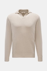 Frontal fotografierter Fioroni V-Neck Pullover beige aus reiner Baumwolle mit weichem Griff, halbem Stehkragen, V-Neck und flexiblem Rippbündchen.