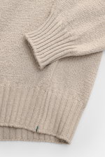 Nahaufnahme des Fioroni V-Neck Pullover beige aus reiner Baumwolle, mittelfeinem Strickbild, mit Stehkragen und flexiblem Rippbündchen, Slim Fit.