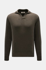 Fioroni V-Neck Pullover oliv, frontale Nahaufnahme, Slim Fit, weiche Baumwolle, halber Stehkragen mit V-Neck, mittelfeines Strickbild, flexible Rippbündchen.
